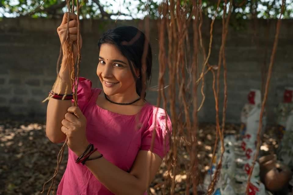 sakshiagarwal-dons-the-village-belle-avtaar-for-her-latest-de-glam-clicks-exuding-beauty-in-simplicity